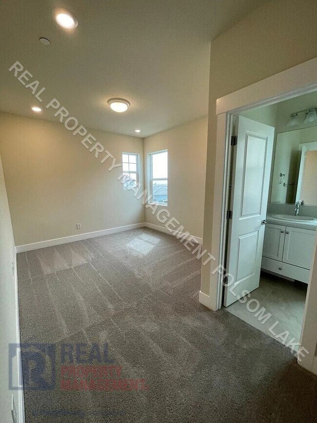 Building Photo - Available Now! 5 Bedroom 4.5 Bath at Russe...