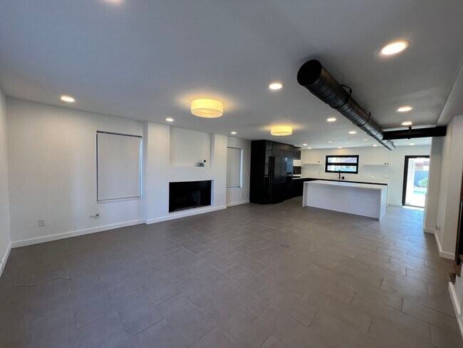 Building Photo - POOL HOME IN SHEFFIELD ESTATES!