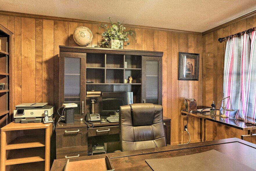 Building Photo - 1960 Pinelawn Dr