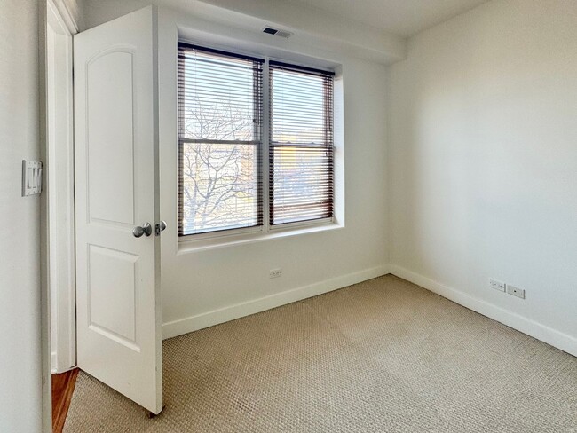 Building Photo - 4335 W Irving Park Rd