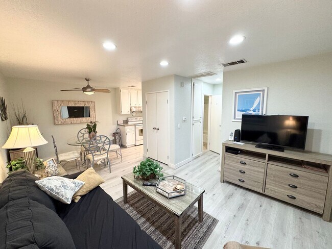 Building Photo - Long Term - Beautifully Updated 1 Bedroom Condo in Palm Springs Villas II