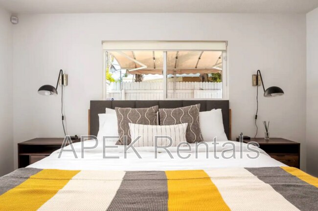 Building Photo - 547 N Sunrise Way