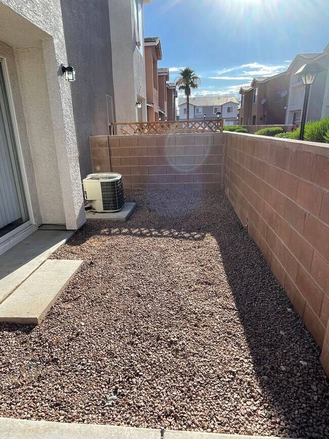 Building Photo - Spacious 2-Story Townhome in Gated Communi...