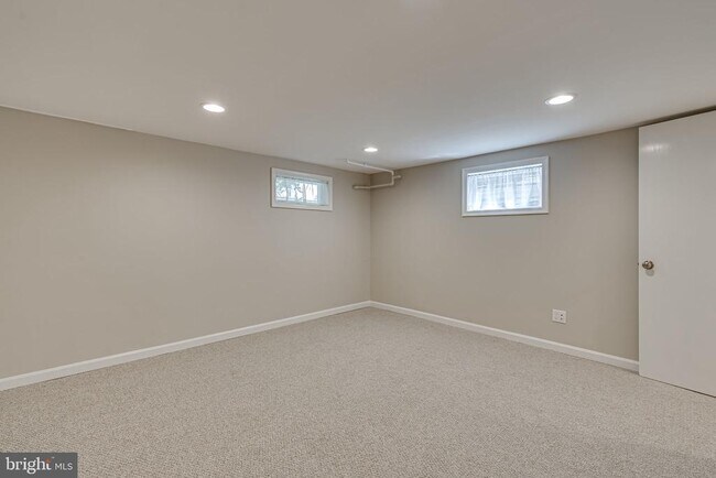 Building Photo - 425 E Luray Ave