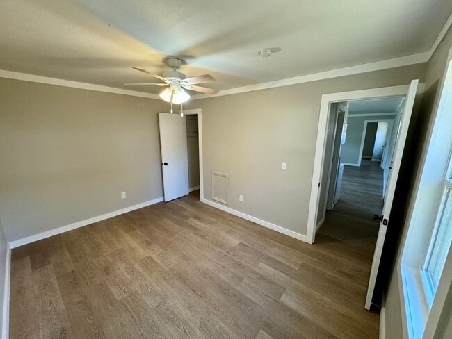 Building Photo - Beautifully Renovated Tiny Home!