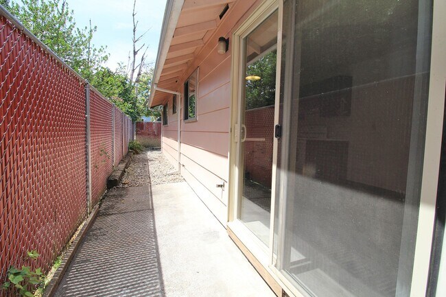 Building Photo - 2639-2639 SE 119th Ave