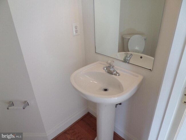 Building Photo - 836 Linfield Terrace NE
