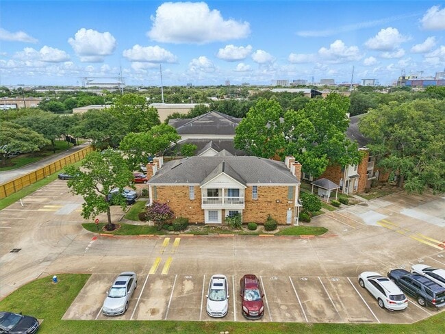Building Photo - 2626 Holly Hall St