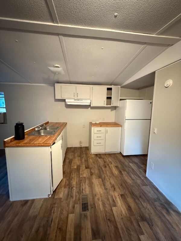 Building Photo - 0 Acorn Village Ln
