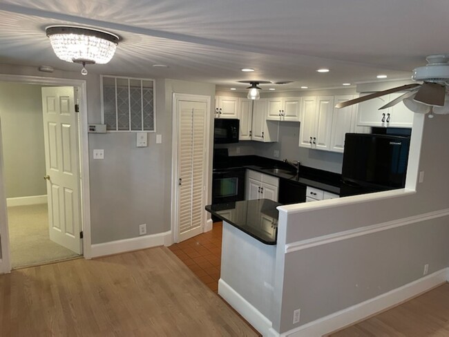 Building Photo - 1BR in Georgetown East Village WITH PARKIN...