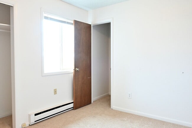 Building Photo - 2 bed 1 Bath townhouse
