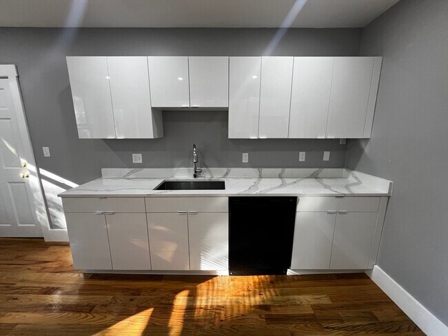 Building Photo - 5 Sunset St