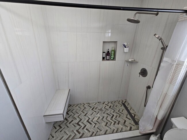 Building Photo - Sharp 4 Bedroom 2 Bath Great Neighborhood in Pleasanton