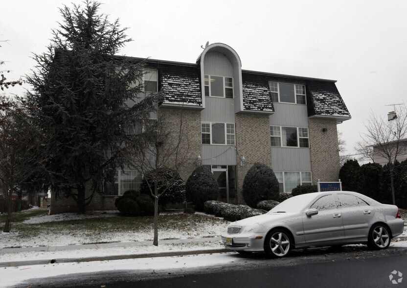 Building Photo - 107 E Curtis