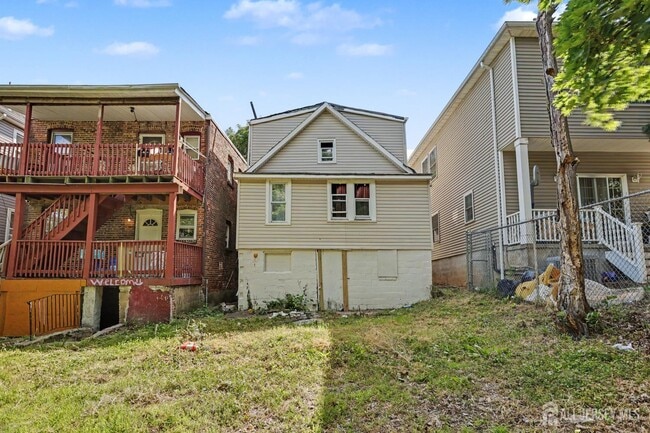 Building Photo - 181 Hale St