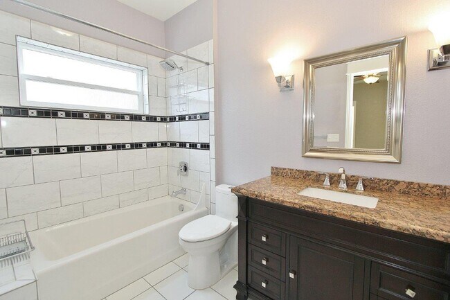 Building Photo - Charming Single-Level Cottage Style Home