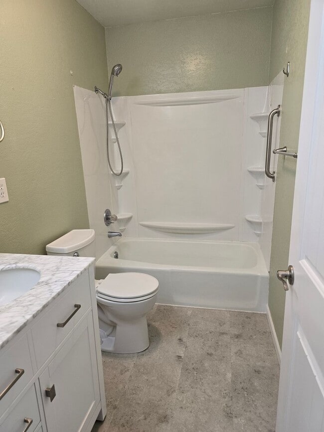 Building Photo - 3 bed 1 bath  Home for Rent in Grants Pass