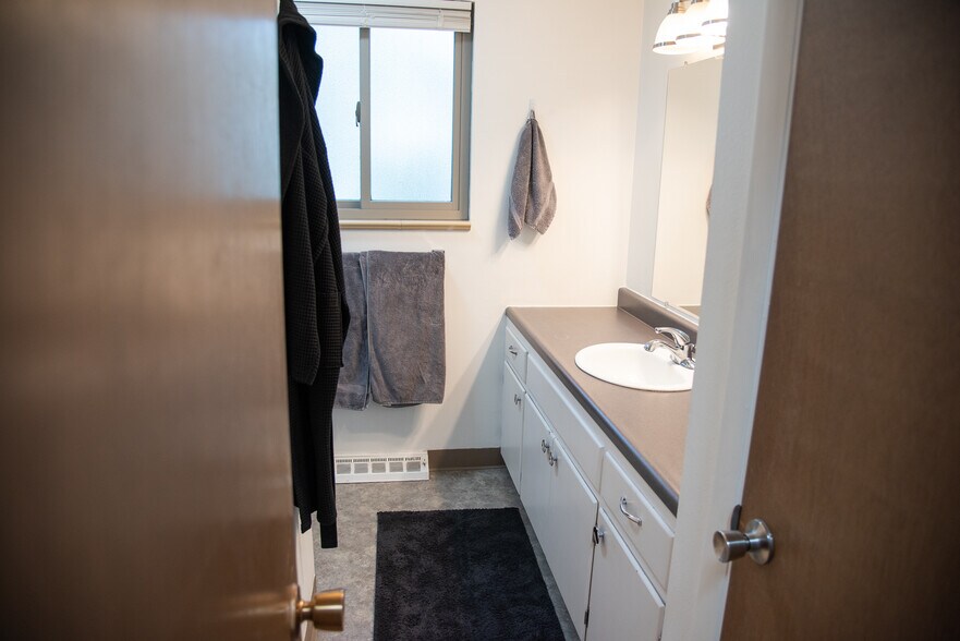 Building Photo - 9 Paramount Pky