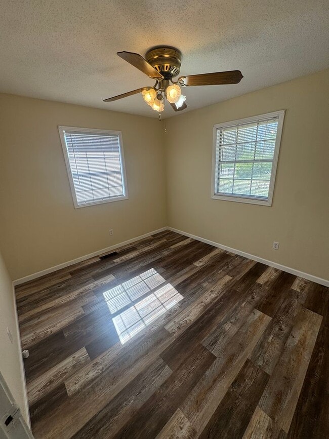 Building Photo - 2 BD, 1 BA Cozy Home in Dresden!