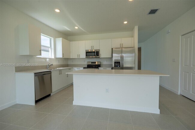Building Photo - 2485 SE 29th Dr
