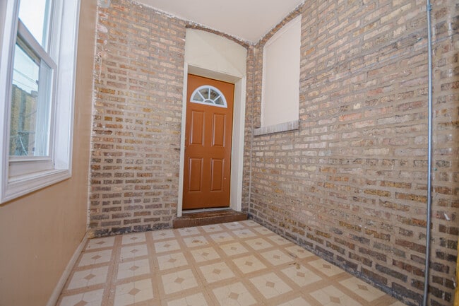 Building Photo - 7554 N Claremont Ave