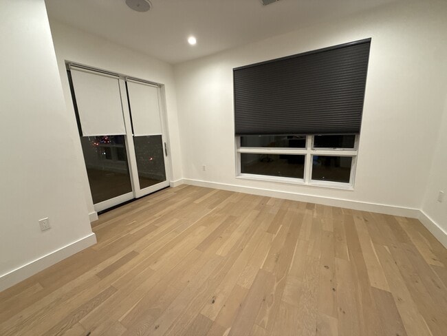 Building Photo - 946 Saratoga St