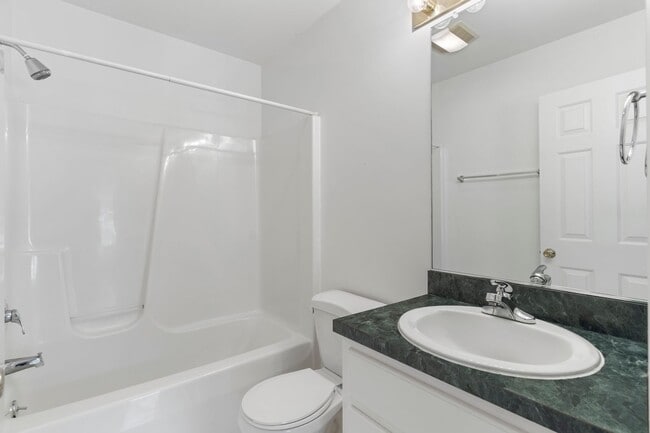 Building Photo - Spacious Townhouse with Basement in Farmvi...