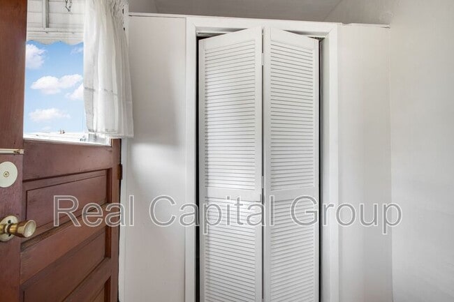 Building Photo - 305 Cable St