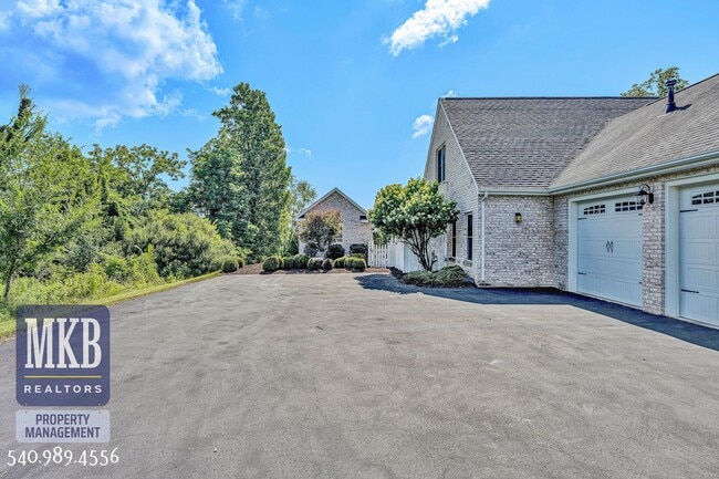 Building Photo - 7621 Nandina Dr