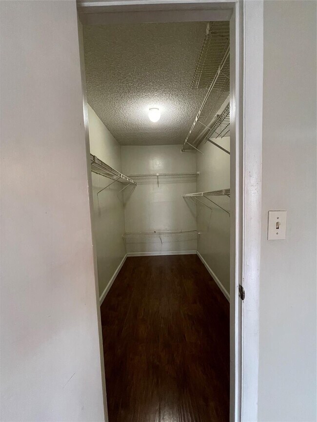 Building Photo - 4158 Inverrary Dr