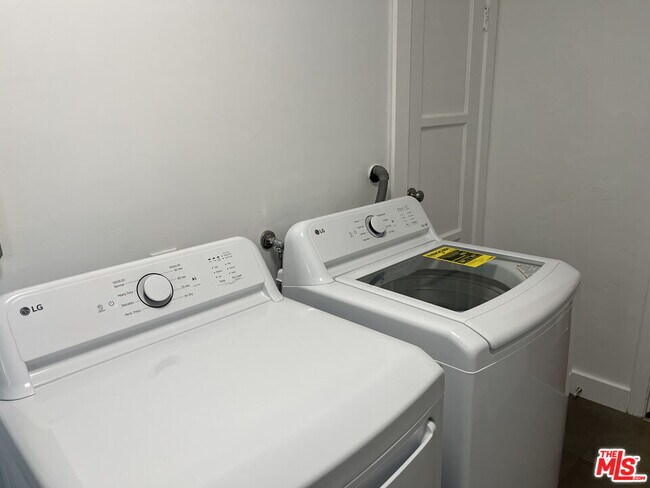 Building Photo - 1045 S Crescent Heights Blvd