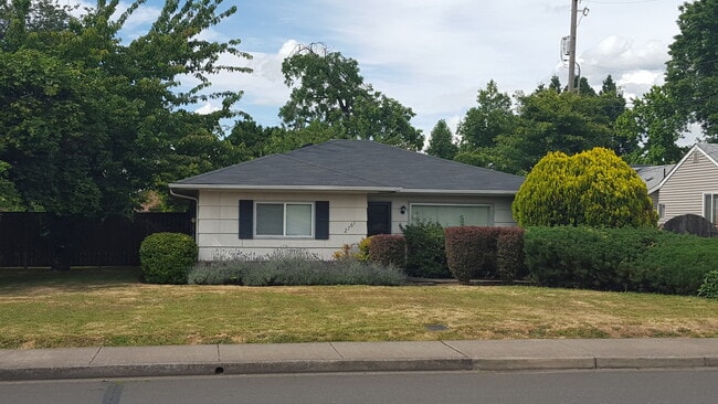 Building Photo - Comfortable 3/Bed-2 1/2 Bath Home with a D...