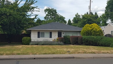 Building Photo - Comfortable 3/Bed-2 Bath Home with a Deck and Fenced Backyard