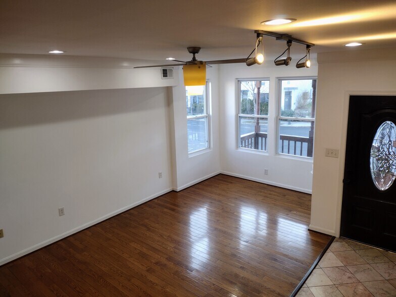 Building Photo - 1933 4th St NE