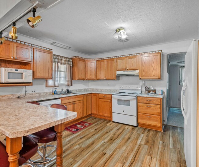 Building Photo - Newly renovated, spacious home!