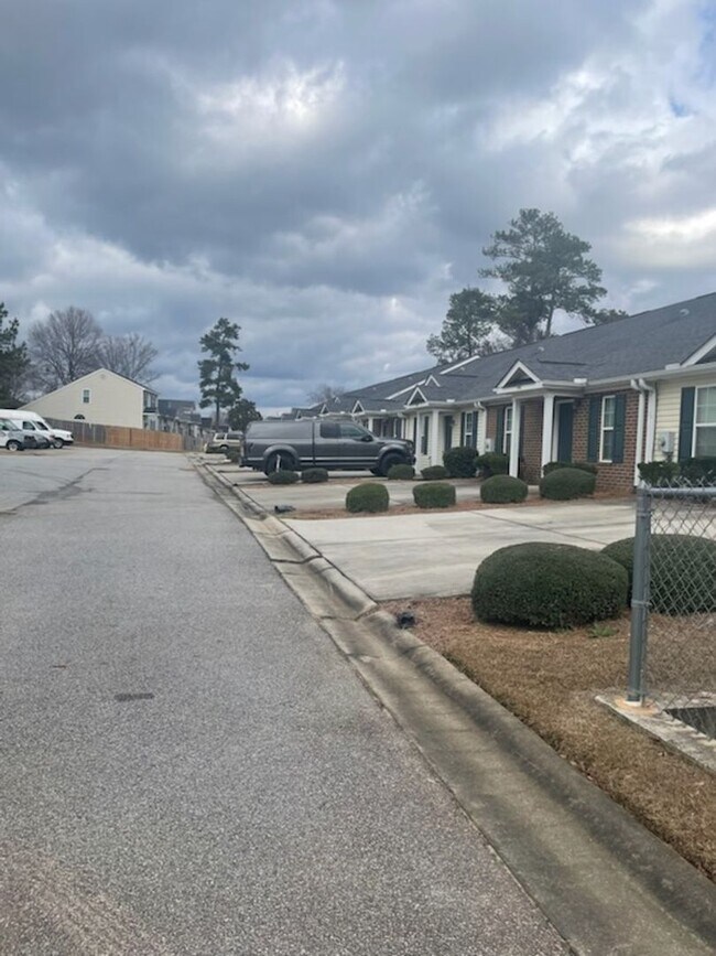 Building Photo - WEST AUGUSTA TOWNHOME CONVENIENT TO MEDICAL AND SCHOOLS