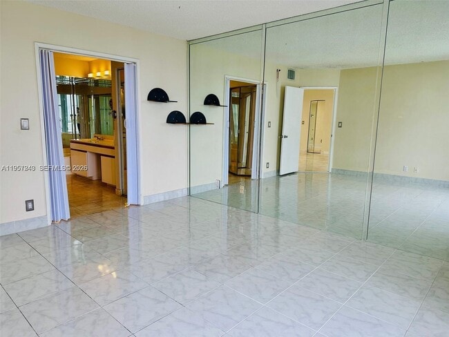 Building Photo - 3600 Mystic Pointe Dr