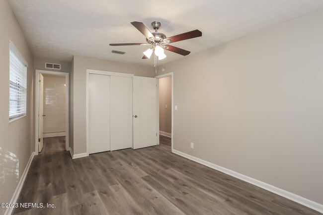 Building Photo - 7421 Deepwood Dr N