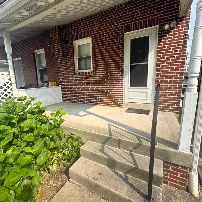 Building Photo - 1117 Fern Ave