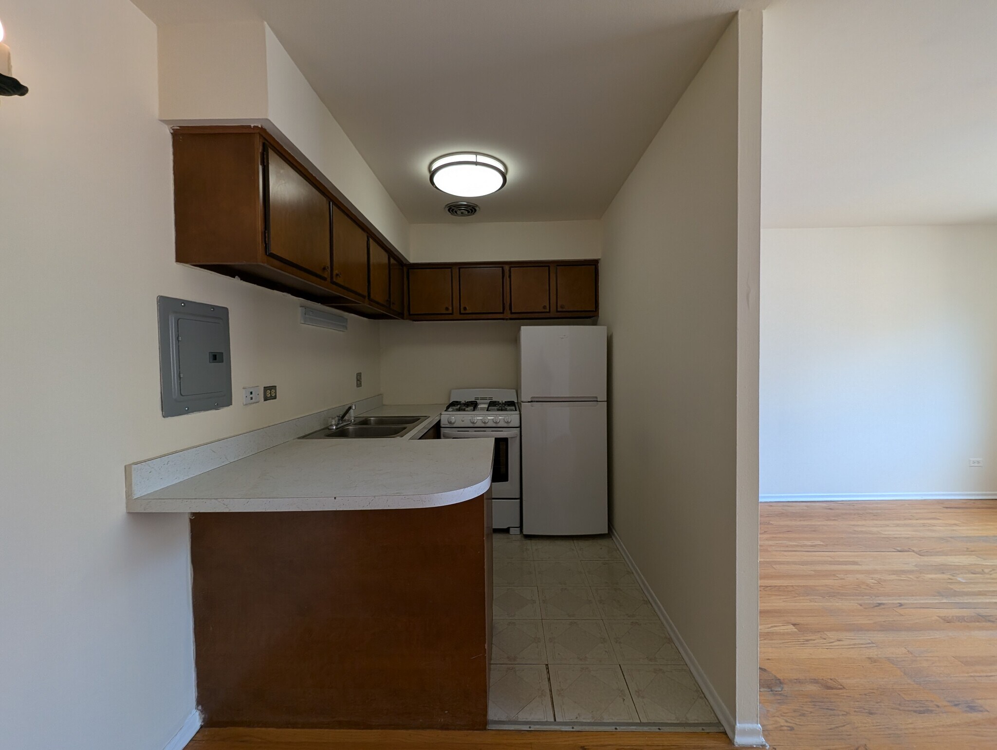 Building Photo - 665 W Wrightwood Ave