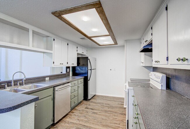 Building Photo - 1807 Briar Hill Dr