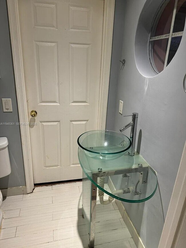 Building Photo - 812 SE 14th Ct