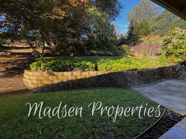 Building Photo - 121 Hart Ln