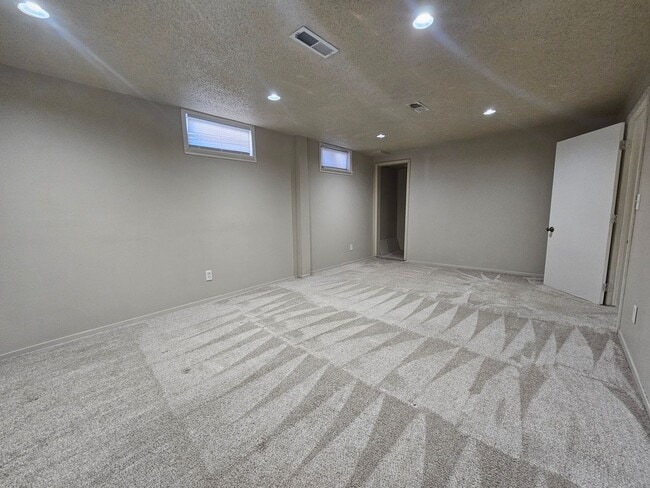 Building Photo - Great NE 3 Bedroom 2 Bath with Garage, close to shopping and I380 access