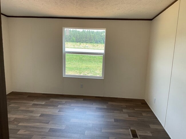Building Photo - Cute Doublewide Home For Rent In West Lincoln County
