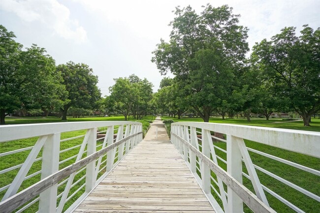 Building Photo - 918 Featherbrook Ct