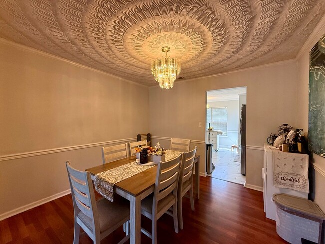 Building Photo - Beutifully updated 4 bed 2.5 bath home with large yard!