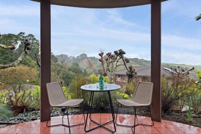Building Photo - Luxury Living Above The Bay -- Iconic views!