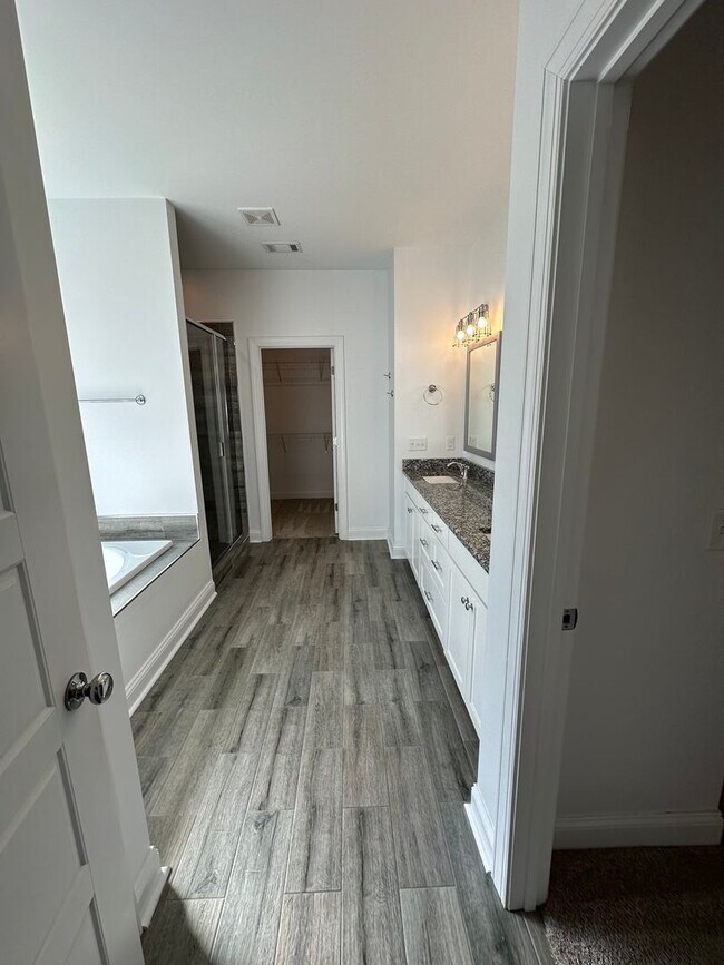 Building Photo - Beautiful 5 bed/3 bath home in Blandford Crossing
