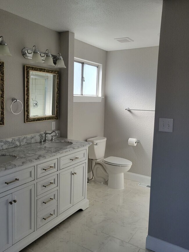 Building Photo - Beautiful Remodeled 4 Bedroom in Sparks